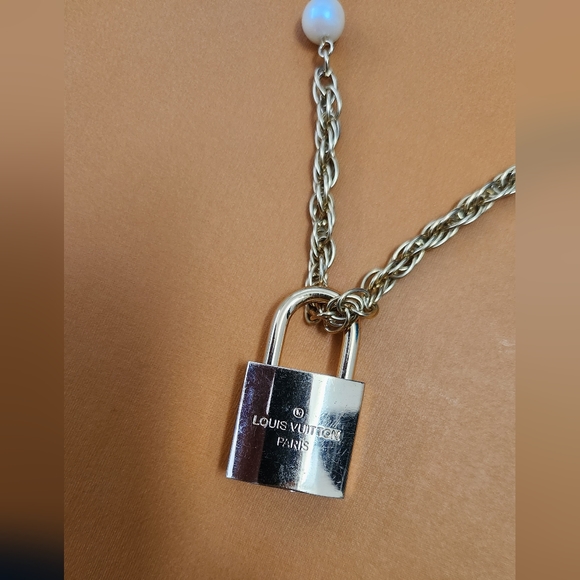 LV Necklace - Picture 3 of 6